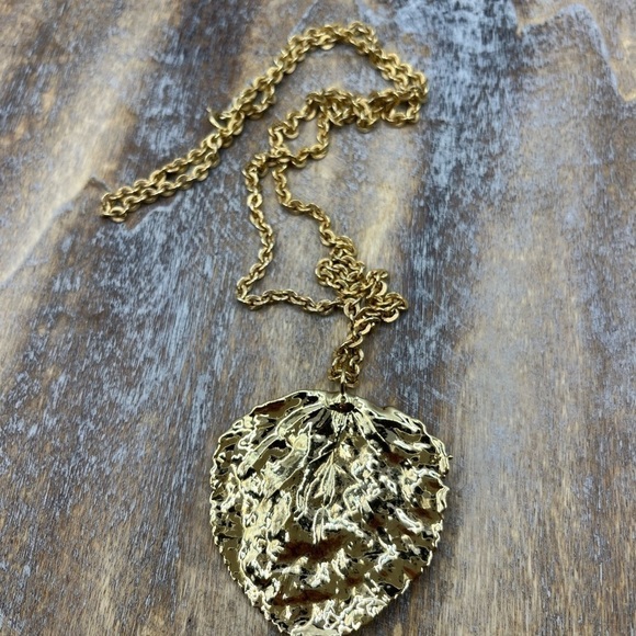 Leaf Pendant Shiny Gold Tone Necklace Beautiful symbolizes Growth 22” Length - Picture 7 of 7